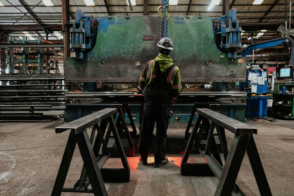 Hydraulic press forming a bend in metal part